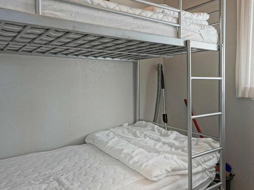 Uma ou mais camas em beliche em um quarto em Three-Bedroom Holiday home in Hasle 3