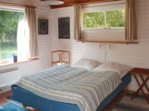 DannemareにあるTwo-Bedroom Holiday home in Dannemare 1の窓付きの部屋にベッド付きのベッドルーム1室があります。