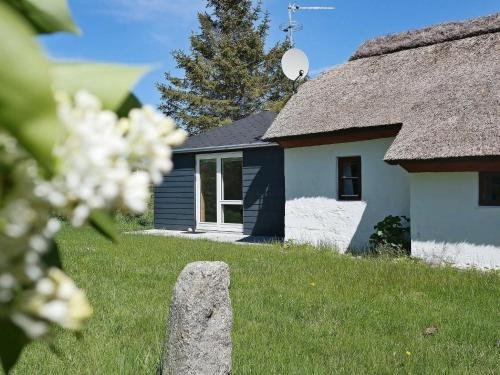 uma pequena casa com telhado de palha num quintal em 6 person holiday home in Vesl s em Øsløs