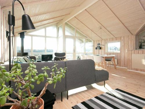 sala de estar con sofá y mesa en 7 person holiday home in Thisted, en Klitmøller