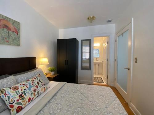 En eller flere senge i et værelse på Miami Beach Rooms B&B