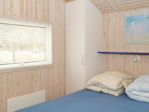 1 dormitorio con 1 cama con 2 almohadas y ventana en Two-Bedroom Holiday home in Bjert 1 en Sønder Bjert