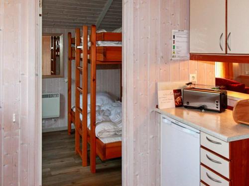 Habitación con literas en una cocina con encimera. en Two-Bedroom Holiday home in Gelting 3, en Gelting