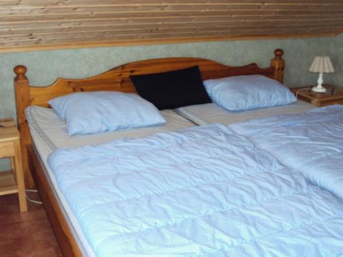 een groot bed met twee kussens erop bij Two-Bedroom Holiday home in Lessebo in Skruv