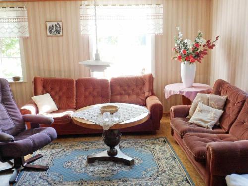 - un salon avec des canapés et une table dans l'établissement 4 person holiday home in BRUA KULLA, à Källekulla