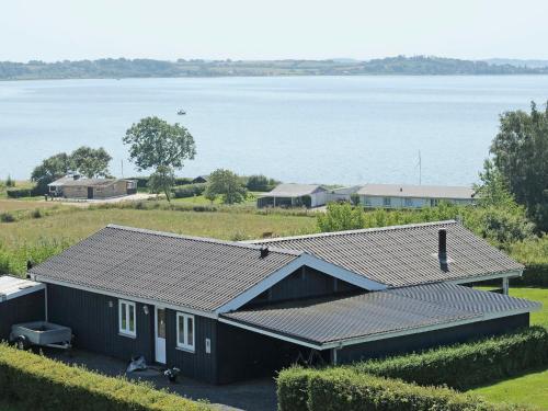 Egernsund的住宿－6 person holiday home in Egernsund，享有水景的黑色房屋