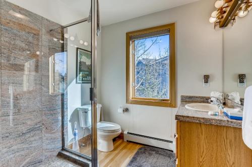 Un baño con ducha, inodoro y lavabo. en Streamside 333A, en Frisco