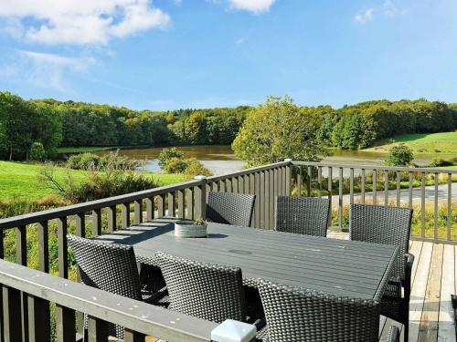 una mesa y sillas en una terraza con vistas al río en 8 person holiday home in Aabenraa, en Aabenraa