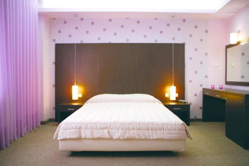Un pat sau paturi într-o cameră la Assembly Hotel