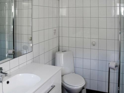 Vonios kambarys apgyvendinimo įstaigoje Holiday home Urangsvåg II
