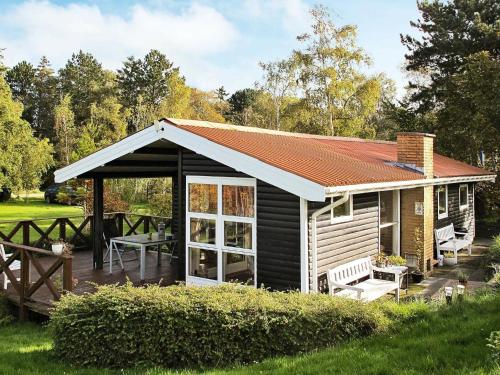 una piccola cabina con tetto e terrazza di 5 person holiday home in Stege a Stege