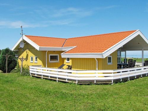 ノーポにある8 person holiday home in Nordborgの黄色の家