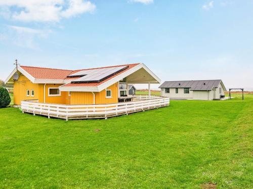 ノーポにある8 person holiday home in Nordborgの緑地の太陽屋根付きの家