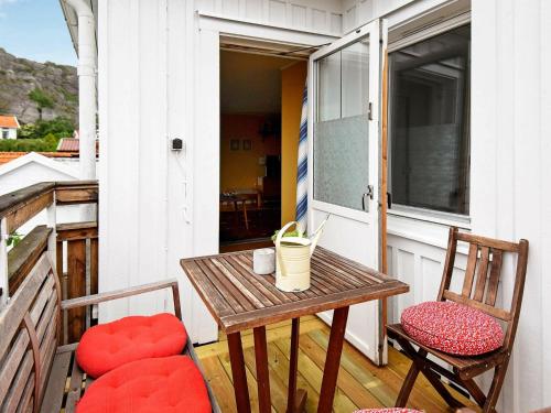 einen kleinen Tisch und zwei Stühle auf einer Veranda in der Unterkunft 4 person holiday home in ELL S in Ellös