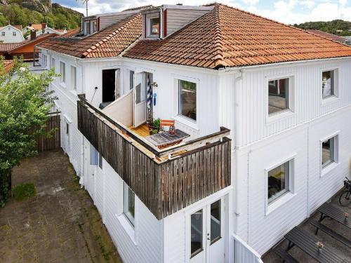 eine Luftansicht auf ein weißes Haus mit einem Balkon in der Unterkunft 4 person holiday home in ELL S in Ellös