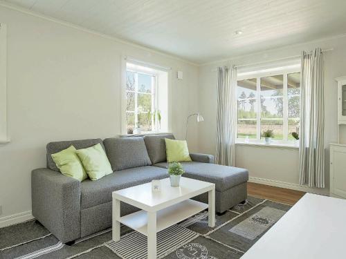 un soggiorno con divano e tavolo di Holiday Home Herrestadsberg a Uddevalla