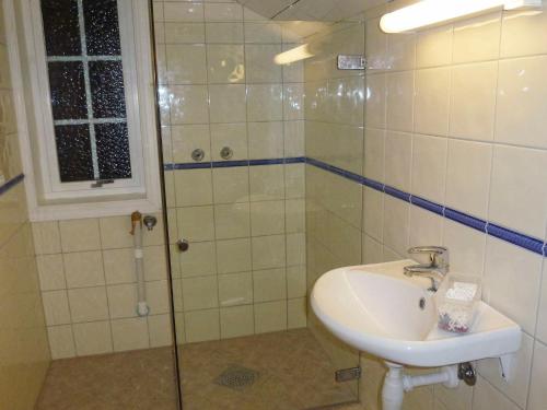 y baño con lavabo y ducha. en Two-Bedroom Holiday home in Leikanger, en Leikanger