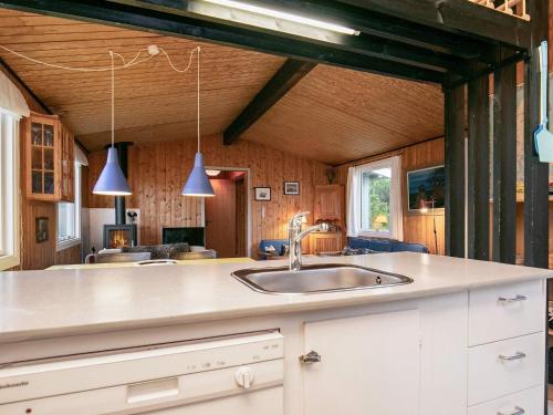 Η κουζίνα ή μικρή κουζίνα στο 6 person holiday home in Thisted-By Traum