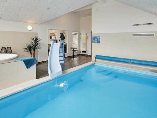 - une piscine avec toboggan dans une chambre dans l'établissement 18 person holiday home in Bl vand, à Blåvand