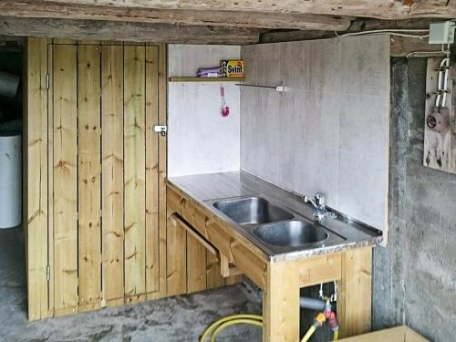 una cocina con fregadero y encimera en 4 person holiday home in VEVANG-By Traum, en Vevang
