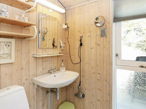 スケーエンにあるHoliday home Skagen XXのバスルーム(洗面台、トイレ付)