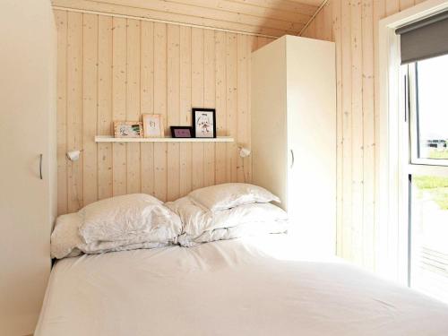 TrudslevにあるHoliday Home Kringelbækvej IIのベッドルーム1室(白いシーツ付きのベッド1台、窓付)