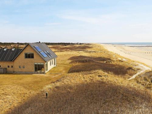 una vista aérea de una casa en la playa en 6 person holiday home in Bl vand, en Blåvand