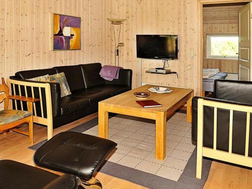 salon z kanapą i stołem w obiekcie 6 person holiday home in Ansager w mieście Ansager