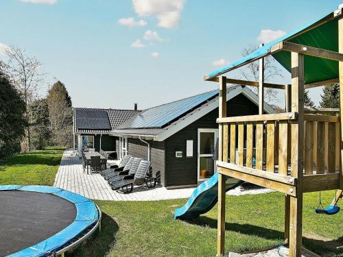 una casa con parco giochi con scivolo di 14 person holiday home in Hornb k a Hornbæk