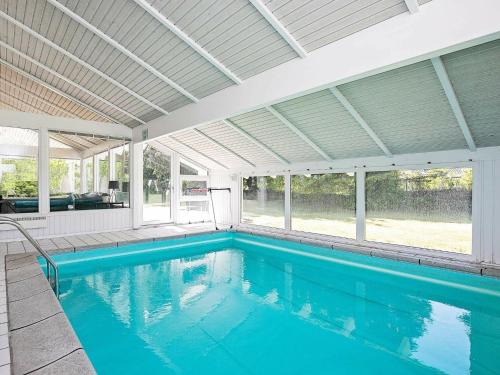 una piscina en una casa con techo en 10 person holiday home in Hj rring, en Lønstrup
