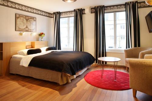 ウッデバラにあるHotell Uddewallaのベッドルーム1室(ベッド1台、赤いラグ付)