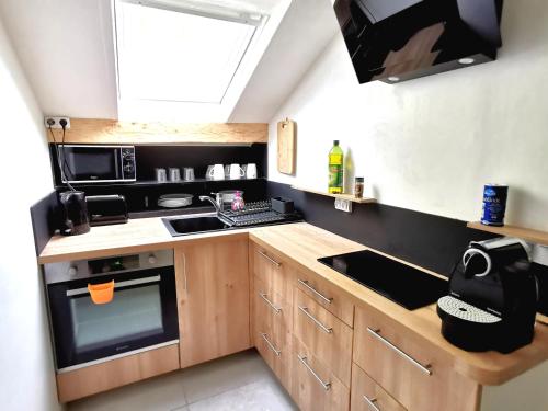 une cuisine avec une cuisinière et un micro-ondes dans l'établissement Bagneux Paris Confort Netflix RER B, à Bagneux