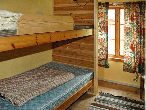 1 dormitorio con 2 literas y ventana en Three-Bedroom Holiday home in Vågland, en Bårdset