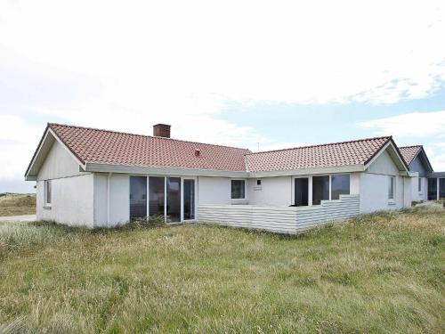 Frøstrupにある8 person holiday home in Fr strupの草原の上の白家