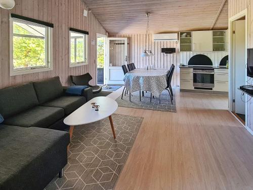 Posezení v ubytování 6 person holiday home in Ansager-By Traum