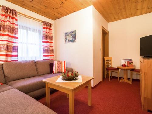 ein Wohnzimmer mit einem Sofa und einem Tisch in der Unterkunft Apartment near the ski area in Wagrain in Wagrain