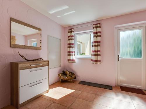 ein Bad mit rosa Wänden und einem Spiegel in der Unterkunft Villa Angerberg in Piesendorf