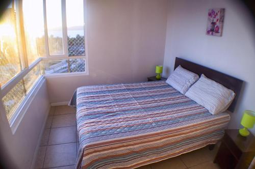 Un ou plusieurs lits dans un hébergement de l'établissement Hermoso departamento a pasos de playa Peñuelas La Serena