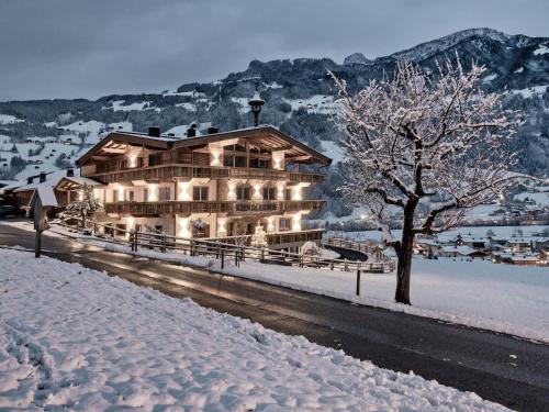 ヒパッハにあるSecluded Farmhouse in Tyrol near Ski Areaの雪の大きな木の建物