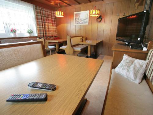 Habitación con una mesa con mando a distancia. en Beautiful Holiday Home near Ski Area in Ellmau, en Ellmau