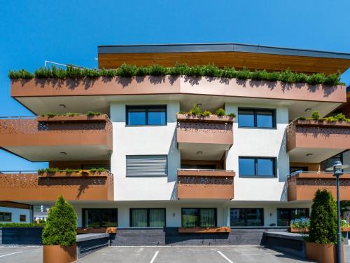 キルヒベルク・イン・チロルにあるApartment in Kirchberg with its own saunaの植物が植わるアパートメントビル