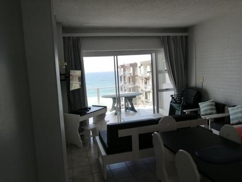 un salon avec vue sur l'océan dans l'établissement Seagull 512, à Margate