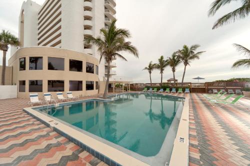 Bazén v ubytování Radisson Suite Hotel Oceanfront nebo v jeho okolí