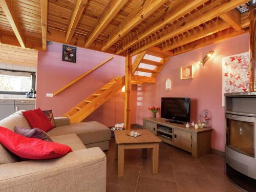 sala de estar con sofá y TV en Holiday Home in La Roche en Ardenne with Garden, en Marcouray