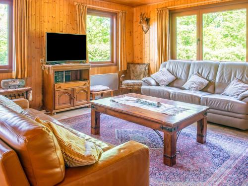 Charming Holiday Home in Barvaux Weris with Sauna : غرفة معيشة مع أريكة وطاولة قهوة