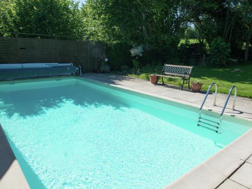 uma piscina com um banco num quintal em Ruim vakantiehuis in Theux met een zwembad em Desnié