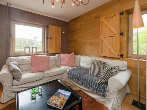 - un salon avec un canapé blanc et une table dans l'établissement Beautiful holiday home in Redu with whirlpool, à Redu