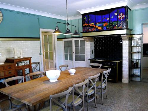 comedor con mesa de madera y sillas en Villa in Spa with Sauna Recreation and Playroom, en Spa