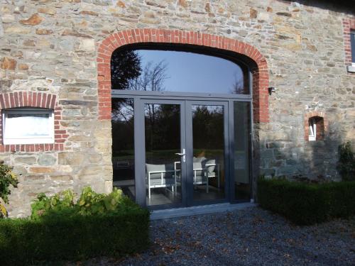 ウェームにあるCosy Holiday Home in Sourbrodt with Saunaの石造りの建物の入口