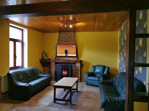 - un salon avec deux canapés et une cheminée dans l'établissement A large family house, à Stavelot
